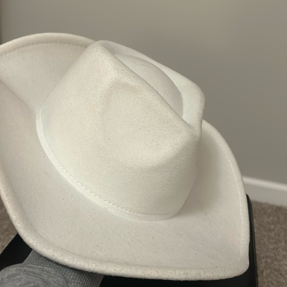 White brim hat